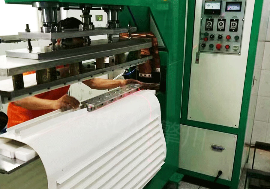 技術人員車間操作圖